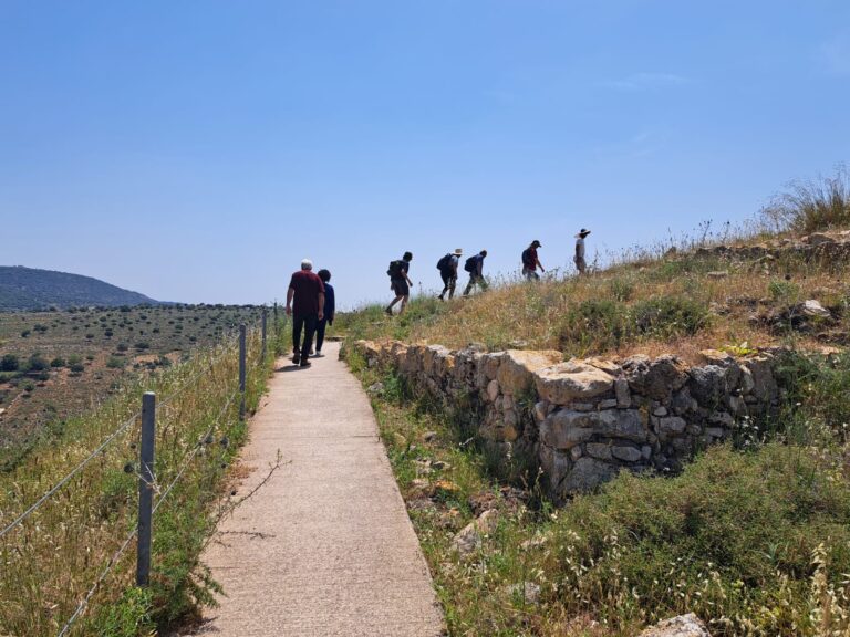 מטפסים על התל